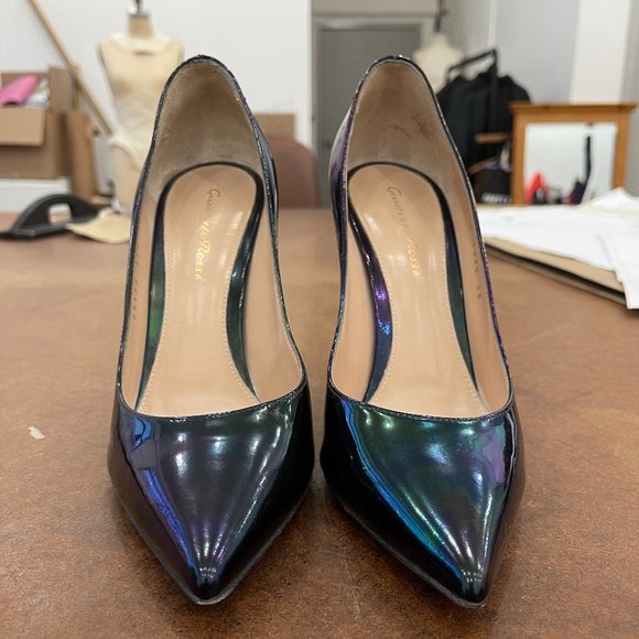 💙 HOST PICK 💙 Gianvito Rossi iridescent leather pumps - Picture 4 of 9